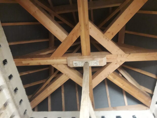 Charpente traditionnelle sur tour en pierre, pigeonnier ancien.